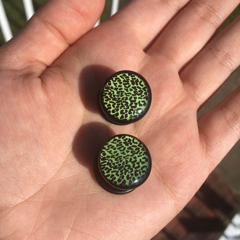 5/8 green leopard print plugs gauges